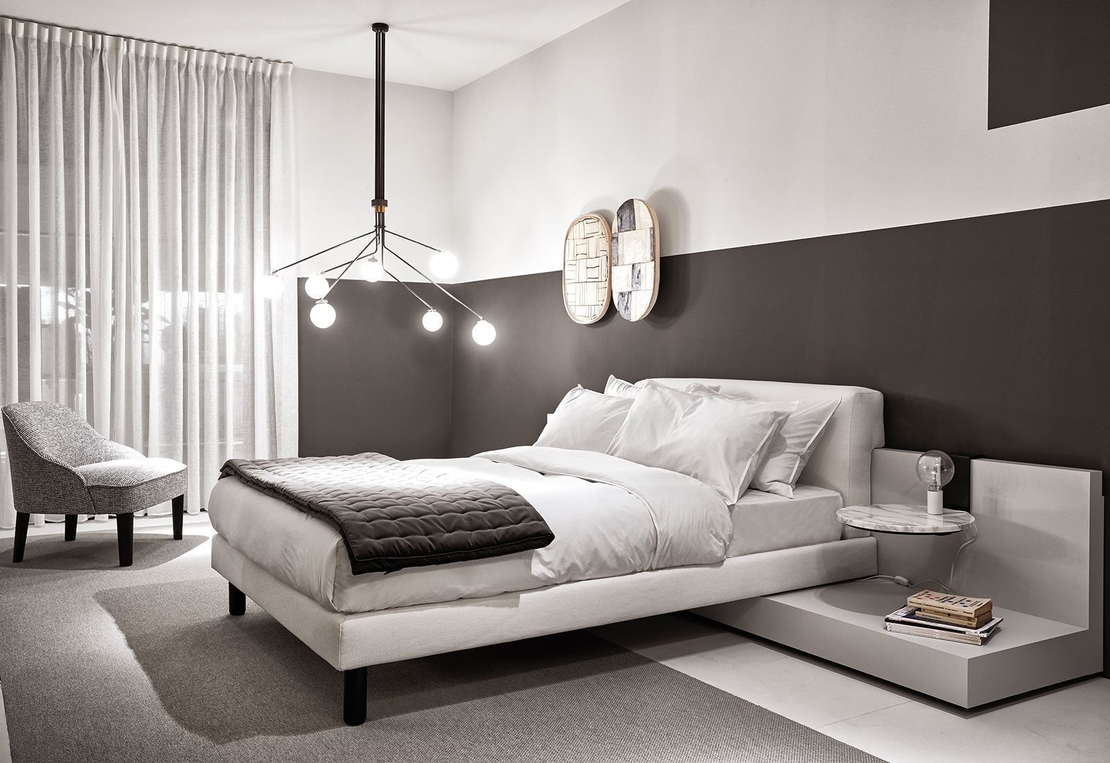 24---Meridiani---salone-2018---cliff-modular-bed---ida-small-armchair-1600x1100(1)